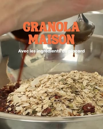 On demande souvent à Amélie comment avoir un granola qui croustille vraiment.

La réponse tient en une formule toute simple. 😄

60% avoine, 20% sirop et huile, 20% noix et graines.

Tu ajoutes tes épices préférées, tu mélanges bien (avec les mains, c'est plus efficace), et tu étales pas trop épais sur ta plaque.

30 minutes à 160 degrés, en remuant à mi-cuisson.

Puis deux heures de patience pour le laisser refroidir complètement ! 🥣

Le vrai test : Le bruit qu'il fait sous la dent. 😋

#recettesaine #granola #granolamaison #greatgranola