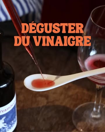 Le vinaigre de bière, tu connais ?

Il y a 100 ans, toutes les familles belges en avaient chez elles.

Et puis c'est complètement tombé dans l'oubli.

Daphné, à la @vinaigrerie_sainte_odile, a décidé de le remettre au goût du jour.

Sa matière première ?

Une bière de chez Cantillon, refermentée avec de vraies framboises.

Elle la laisse fermenter, les bactéries font leur travail, et quelques mois plus tard : un vinaigre au goût totalement différent de ce qu'on trouve en supermarché.

-

🎙️ L'interview complète est dispo sur Manger Sans (filtre), le podcast qui ouvre les coulisses des acteurs du mieux manger.
🔗 Lien dans la bio pour écouter l'épisode entier sur Spotify et Apple Podcasts.

#mangersansfiltre #podcastfood #fermentation #foodbelgium #artisanatfood