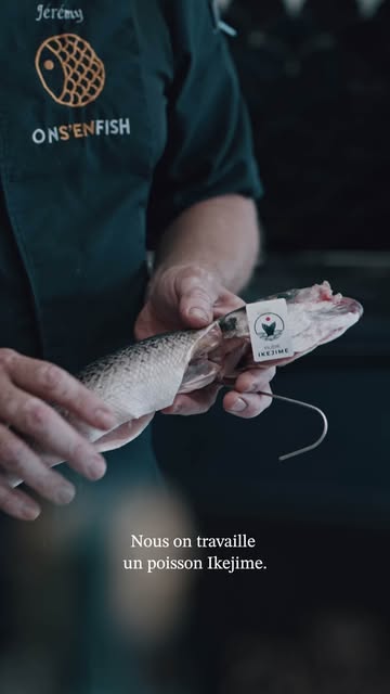 Tout commence avant même la maturation, avec un poisson traité selon la méthode Ikejime. 🎌

Kézako ? C'est une technique japonaise ancestrale, ultra précise, qui consiste à abattre le poisson instantanément plutôt que de le laisser s'épuiser. Résultat : pas de stress, pas d'acide lactique qui vient gâcher la chair. Le poisson reste net, pur, dans un état de fraîcheur incomparable.

Et c'est LÀ que la magie opère pour la maturation. Un poisson Ikejime se conserve plus longtemps et vieillit bien mieux : sa chair développe des saveurs profondes, une texture fondante, sans jamais tourner. Là où un poisson mal abattu se dégraderait, le nôtre gagne en noblesse, jour après jour.

En clair : pas de belle maturation sans un poisson d'exception au départ. On ne part jamais d'un compromis.

Curieux de goûter la différence ? Passe au comptoir Av. Joseph Abras 113 à Belgrade, on t'explique tout. Et si tu as loupé le début de la série, remonte le fil. 🐟

#OnSenFish #Ikejime #MaturationDePoisson #Namur #Belgrade #ArtisanPoissonnier #PoissonnerieArtisanale #FoodNamur #SavoirFaire #DecouvrirLaMerAutrement