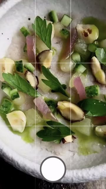 𝗤𝘂𝗮𝗻𝗱 @𝗻𝗼𝗿𝘁𝗵𝘀𝗲𝗮𝗰𝗵𝗲𝗳𝘀 𝗻𝗼𝘂𝘀 𝗶𝗻𝘀𝗽𝗶𝗿𝗲 ! Nous autres poissonniers passons en mode chef et voilà ce que ça donne. 🐟

Chez On S'en Fish, on fait partie des NorthSeaChefs, un collectif belge qui défend une idée aussi simple que puissante : « 𝗺𝗮𝗻𝗴𝗲𝗿 𝗰𝗲 𝗾𝘂𝗲 𝗹𝗲 𝗽𝗲̂𝗰𝗵𝗲𝘂𝗿 𝗮𝘁𝘁𝗿𝗮𝗽𝗲 », plutôt que d'exiger de pêcher ce qu'on a envie de manger. Plusieurs fois par an, on reçoit la fameuse Blue Box : une caisse remplie d'espèces de la mer du Nord méconnues ou issues de prises accessoires, ces poissons attrapés sans avoir été visés. À nous de les tester, de les apprivoiser et d'inventer les recettes qui vont avec.

Cette fois, la boîte renfermait de la rousette et de la raie. Deux mal-aimés qu'on adore remettre en lumière. On a fumé la rousette maison, puis Jérémy s'est lâché sur deux assiettes.

La première : rillettes de raie, noisette, citron vert et cornichon frais, le tout réveillé d'une huile de persil. Fraîcheur, gourmandise, petit croquant.

La seconde revisite un classique de chez nous, le poireau vinaigrette : poireau grillé, effiloché de raie et rousette fumée, un gel de citron vert qui fait le pont entre les deux assiettes, et un fumet de raie monté au beurre et à la rousette fumée pour tout lier. Rien ne se perd, tout se sublime.

Voilà ce qui nous fait vibrer : transformer l'imprévu de la mer en petites merveilles, et défendre une consommation locale et durable, une boîte à la fois.

Curieux de goûter la mer du Nord autrement ? Passe au comptoir Av. Joseph Abras 113 à Belgrade, ou écris-nous en MP. 🐟

@dejonkman @filipclaeys_dejonkman @gjcook.be

#OnSenFish #Rousette #Raie #Namur #Belgrade #ArtisanPoissonnier #PoissonnerieArtisanale #FoodNamur #ZeroGaspillage #CuisineCreative #SavoirFaire #northseachefs

— 𝗢𝗻 𝗦'𝗲𝗻 𝗙𝗶𝘀𝗵 · 𝗣𝗼𝗶𝘀𝘀𝗼𝗻𝗻𝗲𝗿𝗶𝗲 𝗮𝗿𝘁𝗶𝘀𝗮𝗻𝗮𝗹𝗲 · 𝗡𝗮𝗺𝘂𝗿
📍 𝗔𝘃. 𝗝𝗼𝘀𝗲𝗽𝗵 𝗔𝗯𝗿𝗮𝘀 𝟭𝟭𝟯 — www.onsen.fish

#OnSenFish #ArtisanPoissonnier #PoissonnerieNamur #DécouvrezLaMerAutrement