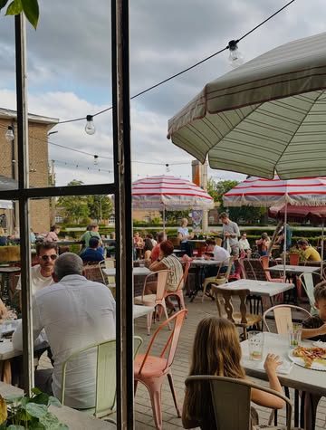 Twee weken zomerbar met vele momenten om te koesteren.

Ons terras liep vol en de babbels gingen door tot laat.

Oude en nieuwe vrijwilligers, entertainers en ondernemers werkten samen om een reeks onvergetelijke avonden aan elkaar te rijgen.

Een uitverkocht “Van Veld tot Vork” diner bracht vele nieuwe gezichten en toonde nog maar eens de meerwaarde en kracht van een bewuste en korte keten voor onze groenten. Graag meer van dat! @grond.gezond & @strackxhoeve

Wij slaan dit op onder “weer een geslaagde editie” en kijken uit naar elke vrijdag Hoofdkwartier vanaf 11/09. Jawel, dat las je goed: vanaf de tweede week in september is het café elke vrijdag open! 🎉

Kom dus zeker langs, of kom eens mee tappen! Er is altijd nog ruimte om onze familie van vrijwilligers uit te breiden 🙌