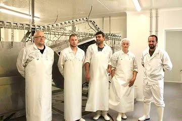 « Mais du poulailler à notre assiette, comment ça se passe ? 🤔 »

A la poule qui roule , nos Coucous de Malines sont abattus dans un petit abattoir coopératif sur le site de La Fabrique Circuit Court à Suarlée géré par @paysansartisans
En plus d’être un abattoir pour une petite unité de production quotidienne, Julian , notre éleveur, participe lui même, ce qui nous permet d’avoir le meilleur regard possible sur le bien être animal et sur le travail effectué 🥰

#paysanartisan #cooperative #localbrand