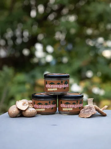 Hier is ie dan: Champion, de allereerste volledig plantaardige paddenstoelenrillette! En hij heeft nu ook zijn eigen Insta: @champion.paddenstoelenrillette
Ga dus snel de pagina volgen voor alle updates 😁

Funky, speels en overdonderend (ja, echt!) lekker!
Gemaakt met geredde paddenstoelen van @__padoo__ en gemaakt volgens de oerklassieke regels en kunst van de Franse klassieker maar dan volledig plantaardig en duurzaam 🩷

Ideaal op de boterham, maar ook heerlijk op de borrelplank met een gepickeld uitje, een augurkje en een goed glas wijn erbij 😍 Instant gezelligheid en plezier gegarandeerd!

Vanaf nu moet je nooit meer zoeken, zwoegen en zweten om een culinaire showstopper te serveren bij het aperitief, je opent gewoon een bokaaltje Champion 🍄

Vanaf eind augustus verkrijgbaar bij @ohne.gent en beschikbaar voor B2B. Wil jij dus onze rillette bij jou op de kaart? Stuur dan een DM naar @champion.paddenstoelenrillette 🩷

Let's Spread the Shroom!

#nieuw #omg