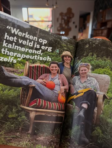 🌱 Onze collega’s van @tschaaphof staan deze maand in @libellelekker ! 🙌

Deze CSA-boerderij teelt met veel liefde prachtige groenten én bloemen, op een biologische en duurzame manier. 🌸🥕 Hun oogst bieden ze aan in heerlijke seizoenspakketten.

Wist je dat je hun producten elke dinsdag bij @__padoo__ kunt afhalen? 💚

🍄 En er is nog meer goed nieuws: onze biologische paddenstoelen maken deel uit van hun aanbod!

Je kunt je paddenstoelenbox afhalen op 13 locaties tussen Oostakker, Gent, Landegem, Aalter en Sint-Kruis. Zo haal je vanaf 29 september eenvoudig een verse box op, dicht bij huis. 🏡🍄

👉 Schrijf je nu in en geniet van lokale, biologische producten recht van bij de boer!

Schrijf je in via https://www.calabi.shop/tschaaphof
Zie link in bio 🤗