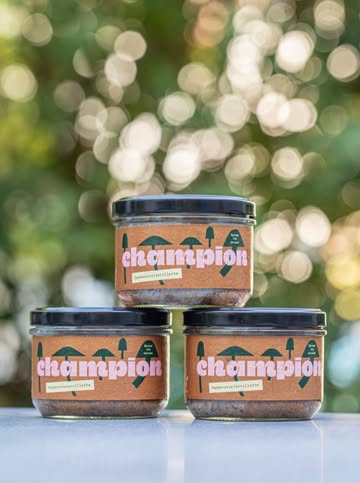 🍄 Nieuw in de winkel: Champion. 😍

Een plantaardige paddenstoelenrillette van @vegamuze , gemaakt met geredde paddenstoelen van @__padoo__ uit Drongen.

Smeuïg, hartig, veel umami. Op brood, bij de apero of waar je zelf zin in hebt.

Nu bij @ohne.gent en @ohne_nevele

#OHNE #Champion #Padoo #Vegamuze