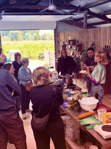 ✨ Vijf jaar geleden startten we met een héél kleine kwekerij. Toen al droomden we ervan om ooit kookworkshops te organiseren met onze paddenstoelen. Want wat is er fijner dan zo’n product samen te ontdekken in de keuken?

En kijk: vandaag staat Eveline van @vegamuze hier in onze kwekerij een workshop te geven. Hoe fijn is dat. En hoe fier zijn we.

Van klein begin tot dit moment. 🍄

#paddenstoelen #kookworkshop #vegamuze #padoo #proefhetseizoen