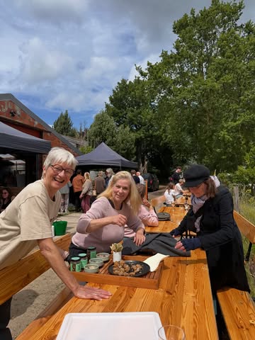 🍄 Kom deze zondag de kwekerij beleven! 🍄🍕🍹

Een namiddag vol lekkers, lokale makers, gezelligheid én kinderpret. Kom langs, proef, ontdek en geniet!

Er valt heel wat te beleven:

🍎 Het gezelligste terras van Drongen, vlak aan de Vinderhoutse Bossen — met lokale cider van @druugcider , zoete appelsap van @appelpers_lerouge en artisanale bieren van @pikaflor_zelf_gebrouwen_bier

🍄 het mooiste paddenstoelenkraam van @__padoo__ , met een heerlijk assortiment verse paddenstoelen én allerlei bereidingen.

🍕 De lekkerste zuurdesempizza’s van Marco & @vegamuze — mét of zonder paddenstoelen, uiteraard.

🌸 Prachtige biobloemen van @tschaaphof én hun fantastische groentepakketten uit Landegem.

🥢 Gekke umamisauzen, miso en kimchi van @bolandferments — inclusief tips om er thuis mee aan de slag te gaan.

🐄 Kinderpret bij @schoolhoevedecampagne , net aan de overkant: met een toneeltje en een leuke zoektocht door de boerderij.

📍 Praktisch
Zondag 4 oktober
🕛 12u – 17u
📍 Opperhofstraat 30, Drongen
(naast parking De Campagne)

Kom gerust langs voor een drankje, een hapje, een bloemetje, een goedgevulde tas paddenstoelen en andere lekkernijen of gewoon voor de gezelligheid. 🌞💛

Tot zondag! 🍄

#oogstfeest #paddestoelen #gent #openbedrijvendag