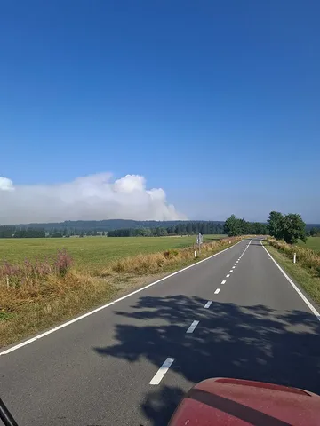Boeren voor het landschap..

Gedachten blijven bij iedereen ter plaatste, bij alle dieren die van geen weg weten, bij de oeverloze schade aan het gebied dat voelt als thuis. Want zondagen zijn en blijven voor de Hoge Venen💚

Zaterdag op zondag lukte het zinnig werk te doen op het traject rond Baraque Michel. Vanuit een bassin ter plaatste reden we af en aan om het vuur tot aan de weg te houden. Gisteren rond Monchau ontbrak er goede coordinatie tussen ons en de brandweer. Het lukte niet samen een effectieve stop te lijn vormen. Het gebied waar we werkten ligt inmiddels in de as.

Het is de klap op een zomer die al ongekend extreem en zwaar was. Die soms doet afvragen hoe en of dit beroep nog doenbaar is. Weken reden we al af en aan met water. Niks ging nog vanzelf.

En natuurlijk gaan we door, altijd. Maar laat ons nù beseffen dat hetgeen we meemaken voor zo'n groot deel in onze eigen handen ligt. Zowel de brand als het bluswerk. Het zijn al onze kleine beslissingen samen.

Het hart van België staat in brand. Hopelijk raakt het ook ons verstand.