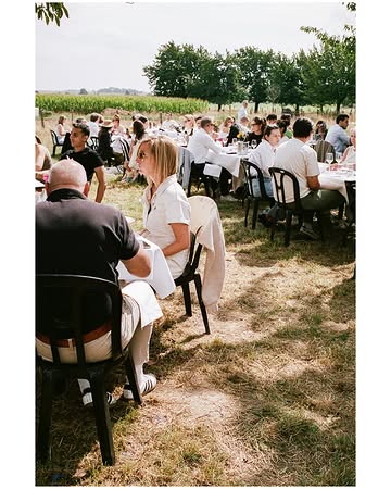 The Sunday matinée we wished for. Sunny weather, long lines of tables with sight on the greenhouse and bottles of wine till the early evening🕊️

📸 @luminaticphoto