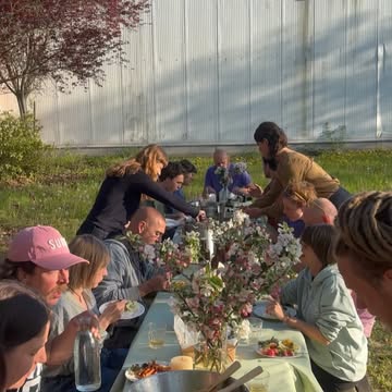 [FR ↓]The Food Hub is een coöperatie van Zuid-Europese boeren en Belgische winkels en horeca. Elk jaar komen we samen voor onze Algemene Vergadering: een moment van transparantie, ontmoeting en gezamenlijke besluitvorming.
Dit jaar waren we met een mooie groep, met bijzonder Zuiders bezoek van Valdibella en Tierra y Libertad. Voorafgaand aan het officiële deel genoten we samen van een aperitief en diner in de avondzon bij ons in Sint-Katelijne-Waver.

Door met The Food Hub te werken, kopen onze klanten rechtstreeks bij boeren in Zuid-Europa. Persoonlijk contact doorheen de hele keten staat daarbij centraal en is een van onze kernwaarden. Zo zetten we ons af tegen het overheersende voedselsysteem van lange ketens en anonieme gezichten. Wij zijn weer helemaal opgeladen door iedereen samen te brengen. Trots op ons netwerk!

-

The Food Hub est une coopérative de producteurs agricoles du sud de l’Europe ainsi que de commerces et de l’horeca belges. Chaque année, nous nous réunissons pour notre Assemblée Générale : un moment de transparence, de rencontre et de prise de décision collective.
Cette année, nous étions réunis en belle compagnie, avec des invités venus du Sud, Valdibella et Tierra y Libertad. Avant la partie officielle, nous avons partagé un apéritif et un dîner dans la lumière du soir, chez nous à Sint-Katelijne-Waver.

En travaillant avec The Food Hub, nos clients achètent directement auprès des producteurs en Europe du Sud. Le contact humain tout au long de la chaîne est au cœur de notre démarche et fait partie de nos valeurs fondamentales. Ainsi, nous nous positionnons à l’opposé d’un système alimentaire dominé par de longues chaînes et des visages anonymes.
Nous sommes repartis rechargés par ces moments de rencontre et de partage. Fiers de notre réseau !