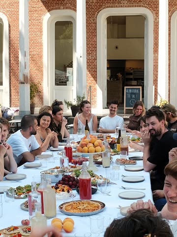 I - STONE FRUIT

Season's Counter, een potluck georganiseerd door @thefoodhub_wholesale die draait rond het beste van het seizoen.

Iedereen brengt iets mee – hartig of zoet – om samen een seizoensproduct te laten schitteren, want achter elk product zit een sterk verhaal en een bom aan smaak.

Deze keer: steenfruit in al z'n vormen! Gehost door @___nives_____ 🍑