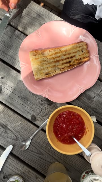 [FR ↓]Onze collega Esther is terug van haar wandelvakantie over de Canarische eilanden. Ze maakte voor het hele team 'Pan tumaca', een typisch Spaanse ontbijt. Super simpel en oooooooverheerlijk. De tomatenpulp krijg je door tomaten te raspen, de look is optioneel. Ideaal om de ochtend met kleur, vitaminen en smaak te beginnen!
-
Notre collègue Esther est de retour de ses vacances de randonnée aux îles Canaries. Elle a préparé pour toute l'équipe du « pan tumaca », un petit-déjeuner typiquement espagnol. Super simple et oooooodélicieux. Pour obtenir la pulpe de tomate, il suffit de râper des tomates ; l'ail est facultatif. Idéal pour commencer la journée avec des couleurs et des saveurs !
