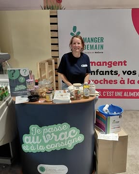 Retour sur notre passage à la Foire de Libramont !

Dimanche 26 juillet, nous étions présents à la Foire de Libramont dans l’espace Tomorrow Food !

Au programme : rencontres avec les acteurs de notre réseau, échanges autour du vrac, du réemploi et d’une consommation plus responsable, mais aussi un peu de fun avec notre quiz

Les visiteurs ont pu tester leurs connaissances et tenter de repartir avec de chouettes produits offerts par nos membres.

🏆 Félicitations à notre grand gagnant, qui est reparti avec le gros lot : un seau rempli de produits d’entretien bio offerts par nos membres !

Une belle journée placée sous le signe du partage, de la découverte et de la sensibilisation 💚

Merci à toutes les personnes venues nous rencontrer et à nos membres pour leur participation !