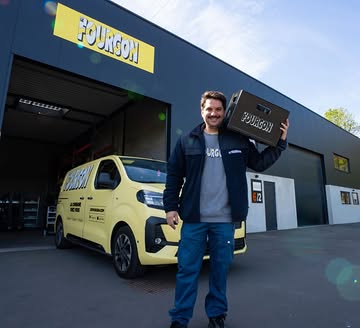Nouveau membre, @lefourgon_be ✨🫙

Nous avons le plaisir d’accueillir Le Fourgon, une entreprise qui remet la consigne au goût du jour et souhaite faire du réemploi une solution simple et accessible au quotidien !

Le principe est simple, les clients commandent leurs produits en ligne et les reçoivent à domicile dans des emballages consignés. Lors de la livraison suivante, les contenants vides sont récupérés, puis nettoyés et remis en circulation auprès des producteurs.

Présent en Belgique, dans la région liégeoise, Le Fourgon propose une large gamme de produits : boissons, épicerie et produits pour la maison.

Le projet repose sur une idée forte : rendre la consigne et le réemploi simples, pratiques et accessibles, sans bouleverser les habitudes de consommation. Avec ses livraisons en fourgon électrique et la collecte des contenants directement à domicile, Le Fourgon facilite ainsi l’adoption de la consigne au quotidien.

Bienvenue dans le réseau ! 💛