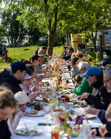 Terugblikken op onze moederdagbrunch met @compliments.of.nature.a door de lens van Emma Ostyn. 📸🌸❤

Op zaterdag 20 juni is Aleksandra hier opnieuw met haar lekkere borden. Dit keer op ons zomercafé! 🍷

Meer info via de link in bio.