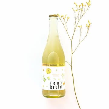 Na een deugddoend verlof rollen we zachtjes terug de winkel in, met een aantal (h)eerlijke nieuwe producten!
Vers van het veld: drie sprankelende smaken van (ON)KRUID! Te vinden in onze (nieuwe!) alcoholvrije frigo.

(RE)FRESH kombucha: Munt & brandnetel — fris en licht zurig met kruidige munt- en citrustoetsen
(RE)WILD natural fermented tea: Kamille, paardenbloem & citroenmelisse — complex, kruidig en zoet
BOTANICAL BUBBLES: Goudsbloem & kamille — zacht bruisend en bloemig

Op de velden van (ON)KRUID worden wilde kruiden en bloemen gezaaid om de natuur te herstellen en bijen, vlinders en vogels terug een plek te geven. De oogst wordt verwerkt tot kruidenthee met verrassend (h)eerlijke smaken. Het doel: een toekomst waarin landbouw natuurherstellend is, waar de biodiversiteit terug bloeit op de velden en waar boeren actief samenwerken met de natuur.

🌻🐝🍀 @on_kruid.be