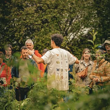 1500?! Mensen op onze boerderij?! @dagvandelandbouw was een ongezien succes!

Meer dan 1500 bezoekers kwamen proeven en luisteren naar hoe we op het demoveld van boerderij De Knotwilg werken aan natuurherstel, en zoveel mogelijk bijen, vlinders en vogels terugbrengen naar onze velden. 🐝🦋🐦

De rondleidingen met Brecht, Torsten en Loïck waren heel interessant!

En ja hoor, zelfs @vrtnws kwam langs 📺 Heb jij ons zien passeren in het journaal?

Bedankt aan iedereen die kwam luisteren en proeven.
Bedankt aan alle vrijwilligers die dit mede mogelijk hebben gemaakt.
Bedankt @dimitri_hullebroek voor de foto's.

tot de volgende keer !