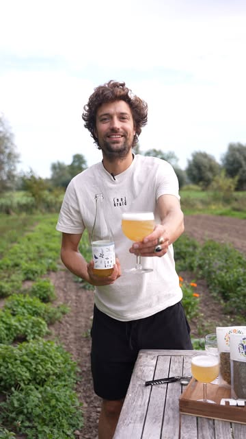 Kurate Ep.13. @on_kruid.be
(on)kruid veut remettre la biodiversité au cœur des terres agricoles belges.
Le projet travaille avec des agriculteurs pour cultiver et récolter autrement, en laissant davantage de place aux plantes sauvages et aux écosystèmes qui les entourent.
Une autre façon de produire, où chaque récolte peut aussi contribuer à restaurer la nature.