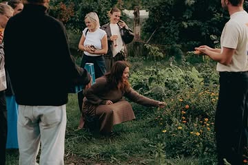 Vorige week brachten wij een superfijne groep enthousiaste mensen samen om van (on)kruid te proeven op onze boerderij. Letterlijk en figuurlijk.

Mensen die onze visie delen, maar ook curieus zijn naar meer. Die zelf ideeën hebben voor natuurherstel. Die luisterden, lachten, proefden en samen een hele gezellige bende vormden.

Na een rondleiding op het veld schoven we aan tafel waar @romyvanhaecke een (on)kruid menu serveerde dat Loïck met onze nieuwe drankjes - sparkling tea en kombucha’s - pairde. Afsluiten deden we uiteraard met een kopje thee 🫖🦋

Heerlijke avond, merci aan iedereen die erbij was!
