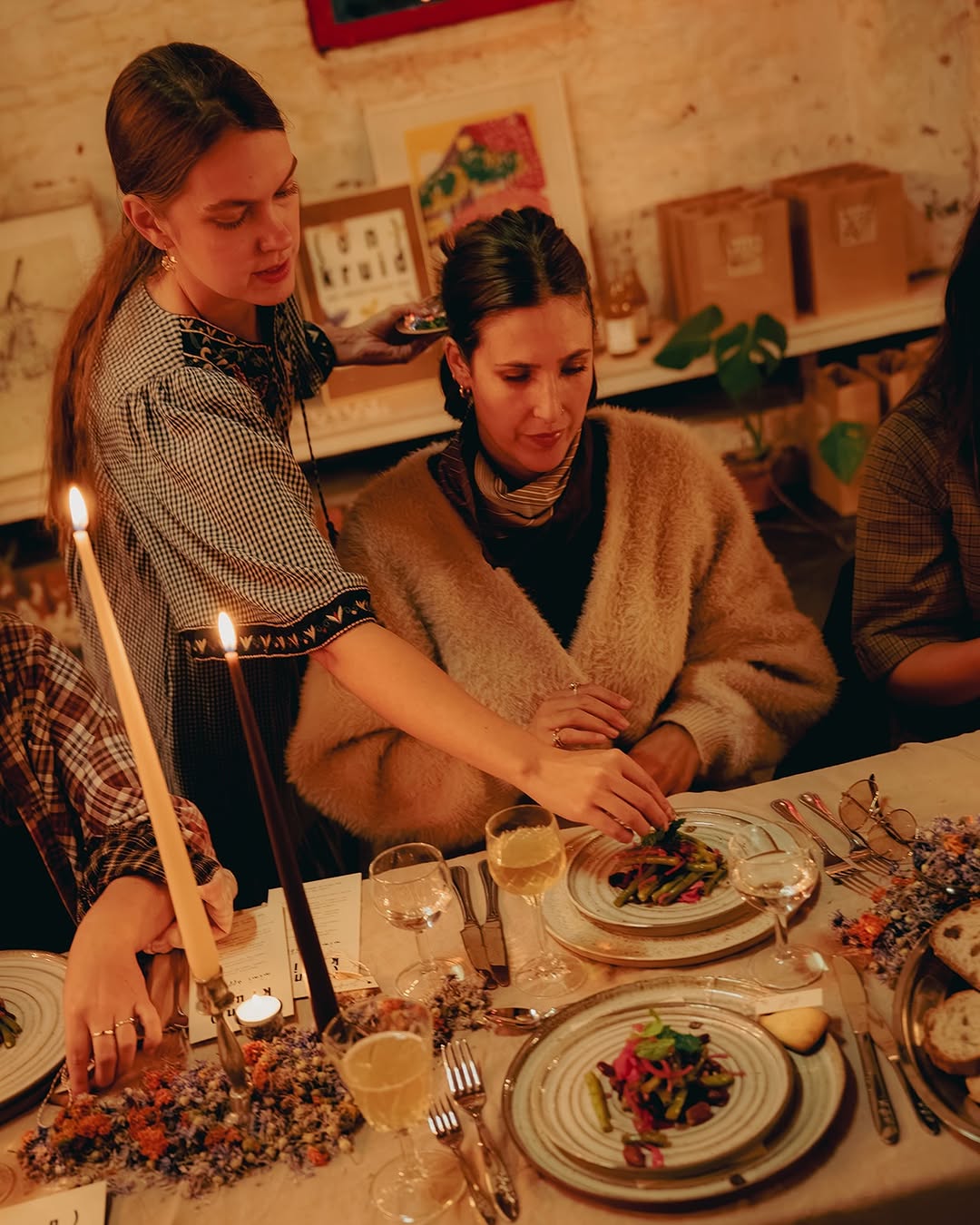 Tijdens een etentje op onze boerderij proefden de gasten van ons verhaal én van onze drankjes zijn als non-alcoholisch aperitief en verrassende pairing bij een feestmaal 🥂🌸

@romyvanhaecke kookte een driegangendiner (mét onkruiden) en Loïck @lovulum zorgde voor aangepaste drankjes met de sparkling tea en kombucha van @on_kruid.be.

Goedgekeurd 🤗 en misschien binnenkort ook bij jou thuis voor een feestje, etentje of de eindejaarsperiode? Shop onze botanische drankjes op on-kruid.be