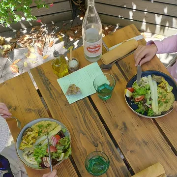 Wij hebben al zóveel genot gehad van onze kleurrijke tuin 🌞 Súper dankbaar daarvoor 💚✨

Onze nieuwe openingstijden al gezien?

woensdag 17u - 21u30
donderdag 12u - 21u30
vrijdag 12u - 21u30
zaterdag 12u - 21u30
zondag 12u - 15u
🧡

#vegangent #9000 #ondernemeningentiswijs #plantaardig #versvanhetveld