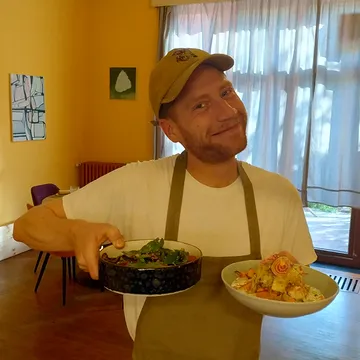 Onze chef en zijn gerechtjes 💛🧡💚

- Wauwbergine: aubergines uit de oven met compote van kerstomaatjes, basilicum en citroenmelisse

- Spitse Polenta: polenta van maïs met gekarameliseerde hokkaido pompoen, geroosterde spitskool en sausje van witte wijn en kokosmelk

- zuurdesembrood van @broodstokerij_gent

#plantaardig #vegangent #versvanhetveld #soulkitchengent #9000