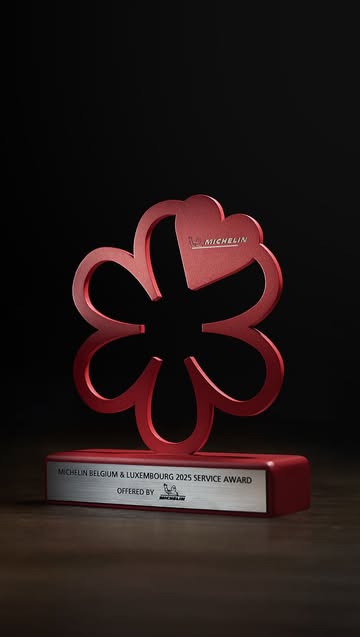 Cette année, le Guide Michelin a décerné à notre équipe de salle le prix «Service Award 2025 – Team Bozar Restaurant».

Grâce à leur savoir-faire et à leur engagement, nous visons l’excellence et cherchons à créer des moments qui ont du sens.
À leurs côtés, nous avançons pas à pas et construisons ce qui nous est essentiel :
bienveillance, authenticité, professionnalisme.
Merci La Dream Team ♥️♥️♥️

🇬🇧 This year, the Michelin Guide awarded our front-of-house team the «Service Award 2025 – Team Bozar Restaurant».

Through their expertise and dedication, we strive for excellence while creating meaningful moments.
Step by step, alongside them, we build what is essential to us:
kindness, authenticity, professionalism.
Thank you to our Dream Team ♥️♥️♥️

@vincentsibourg
@sndrvp
@stephhpierre
@pelosama
@dan_tdj
@pa_djrd
@leo_vdbroeck
@axel_a_ribeiro
@hae_won_lee
@ercolinicassandre
@mezni_khalil1

🎥 Thank you @anthonyflorio for capturing these precious moments.

#serviceaward #michelinbelgium2025 #dreamteam #teambozarrestaurant #teampower #bozarrestaurantpower #bozarrestaurant #karentorosyan #michelinguide