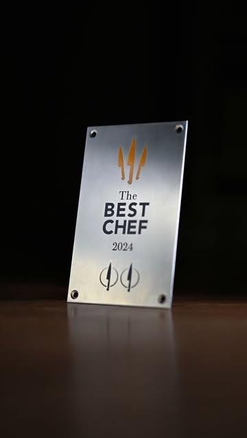 Ce qui nous fait avancer chaque jour, c’est cette envie d’évoluer.
Avec notre équipe, nous partageons un même objectif : partager notre passion avec vous.

Merci à @thebestchefawards de faire rayonner notre travail à travers le monde 🔪🔪

🇬🇧 What drives us every single day is this constant desire to evolve.
Together with our team, we share one goal: to share our passion with you.

Thank you to @thebestchefawards for making our work shine around the world.

🎥 Thank you @anthonyflorio for capturing these precious moments.

@ercolinicassandre
@mezni_khalil1

#thebestechef #twoknives #dreamteam #teambozarrestaurant #teampower #bozarrestaurantpower #bozarrestaurant #karentorosyan