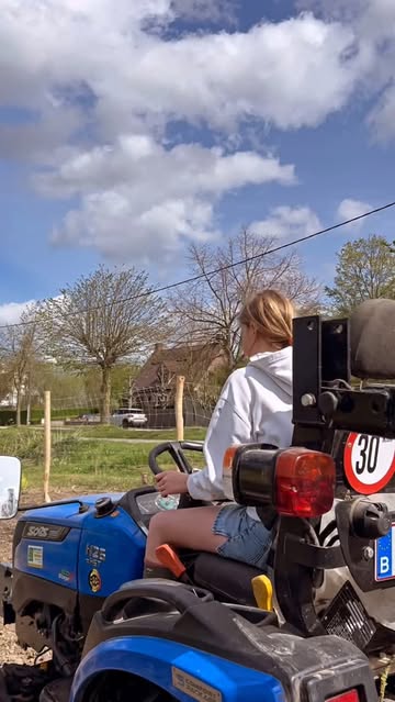 Vakantie betekent kinderen kunnen helpen op de boerderij .

#permaculture #growyourownfood #farming #farmlife #fromfarmtotable #eigenkweek #