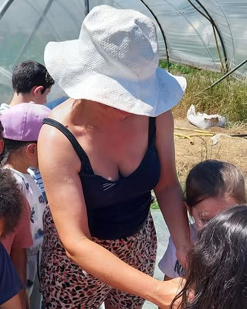 Vandaag hadden we kindjes van het derde kleuter op bezoek op de boerderij.
Onze imker heeft er de kinderen laten meegenieten van de wonder wereld van de 🐝.