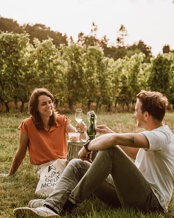 𝐂𝐡𝐞𝐞𝐫𝐬 𝐭𝐨 𝐭𝐡𝐞 𝐰𝐞𝐞𝐤𝐞𝐧𝐝!

Op een stralend weertje, vergezeld van een 𝐬𝐭𝐫𝐞𝐞𝐤𝐠𝐞𝐛𝐨𝐧𝐝𝐞𝐧 𝐡𝐚𝐩𝐣𝐞 & 𝐝𝐫𝐚𝐧𝐤𝐣𝐞. Op genieten in de wijngaard en 𝐰𝐚𝐧𝐝𝐞𝐥𝐞𝐧 𝐥𝐚𝐧𝐠𝐬 𝐝𝐞 𝐦𝐨𝐨𝐢𝐬𝐭𝐞 𝐩𝐞𝐫𝐜𝐞𝐥𝐞𝐧.

Wandel de Entre-Deux-Monts route en geniet onderweg van jouw apero moment, met onze 𝐌𝐨𝐧𝐭𝐬 𝐀𝐩𝐞𝐫𝐨. Een schoudertas gevuld met streeklekkers én onze Wiscoutre Blanc de Blancs bubbels!

Alle info: https://www.entre-deux-monts.be/bezoek/monts-apero/