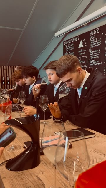 Vandaag namen we een kijkje achter de schermen bij Entre-Deux-Monts. 🍇🇧🇪

We ontdekten het volledige proces achter Belgische wijn: van de wijngaard tot het uiteindelijke glas. Een boeiende blik op het vakmanschap, de wijnbouw en alles wat erbij komt kijken. 🍷

Bedankt aan Entre-Deux-Monts voor de fijne ontvangst en de interessante rondleiding! 🥂

#EntreDeuxMonts #BelgischeWijn #Sommelier #Wijnbouw #sommelierinopleiding