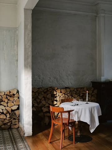 Winterzon en kaarslicht. We maken het gezellig en warm binnen op deze koudere dagen.

—————

Winter sun and candlelight. We make things cozy and warm inside on these colder days.

Foto @frederik_vercruysse
Voor @openhousemagazine