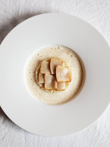 Beste gasten,

Nog maar twee weken en het winter verlof is alweer daar, maar eerst nog wat lekkers koken! We kijken ernaar uit om samen met jullie de warme en gezellige eindejaarsperiode in te zetten.

We werken met handgedoken Noorse Coquilles, trekken jus van de baarden en een gerookte crème van het koraal.
Wij verkiezen handgedoken coquilles omdat deze niet van de bodem worden gesleept met netten. Dit komt uiteraard de zeebodem en -leven ten goede, maar ook de smaak, omdat we ze minder grondig hoeven te spoelen, blijft hun ziltigheid optimaal.

Verder werken we rond roggerisotto, aardpeer van Aardig, volle grond witloof & bergamot. Krokant gegrilde bavet van dubbel doel runderen én we maken een gerecht rond verschillende kolen, winterradijs en zeewier. Dessert met Physalis van Aardig, Chilipepers van Emma en “Sweet dumpling” pompoenen van Groenlof.

Nog fijn om weten, deze laatste twee weken van het jaar zijn we nog eens open op dinsdag.
We zijn deze maand nog open tot en met 20 december. In het nieuwe jaar starten we opnieuw op 7 januari.

We verwelkomen U maar al te graag in onze met kaarsen verlichte Pastorie.

Warme groeten,
Maarten, Tine en Team Meteor

———

Dear guests,

With just two weeks until winter break, we’re excited to serve you some warm and festive dishes. We’ll be working with hand-dived Norwegian scallops, using the beards for a rich broth and the coral for smoked cream.

The menu continues with rye risotto, Jerusalem artichokes from Aardig, soil-grown Belgian endive, and bergamot. You can also look forward to grilled bavette from dual-purpose cattle and cabbages, winter radish, and seaweed. For dessert, we’ll use physalis from Aardig, chili from Emma, and “Sweet Dumpling” pumpkins from Groenlof.

We are open on Tuesdays during these final two weeks of the year, with our last service on December 20. We reopen January 7.

We look forward to welcoming you in our candlelit Pastorie.

Warm regards,
Maarten, Tine & the Meteor Team
