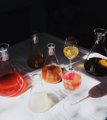 Even geen alcohol, maar wél iets dat leeft?
Het is weer februari, naar jaarlijkse traditie drinken we minder alcohol, maar wat dan wel?  
Onze alcoholvrije dranken of sappen ontstaan ook uit fermentatie: kombucha, kefir en kvass — een oude brooddrank. Ze zijn alcoholvrij, maar rijk aan leven: probiotica, natuurlijke zuren en antioxidanten. Ze begeleiden onze gerechten, én werken ook dieper door — voor je spijsvertering, je weerstand, je balans.

 We brengen ze op smaak met kruiden en bessen, soms wild geplukt, soms gered uit onze eigen keuken. Wat overblijft, drogen we of leggen we op suiker. Zo krijgt wat anders verloren zou gaan, een nieuw verhaal.

——-

No alcohol for a while — but something that’s alive instead?

It’s February again, and as tradition has it, we’re drinking less alcohol. But what do we choose instead?

Our non-alcoholic drinks and juices are also born from fermentation: kombucha, kefir, and kvass — an ancient bread-based beverage. They’re alcohol-free, yet full of life: probiotics, natural acids, and antioxidants. They accompany our dishes, and work on a deeper level too — supporting your digestion, your immunity, your balance.

We flavor them with herbs and berries, sometimes foraged in the wild, sometimes rescued from our own kitchen. What remains, we dry or preserve in sugar. In this way, what might otherwise be lost is given a new story.

Foto @lorehorre