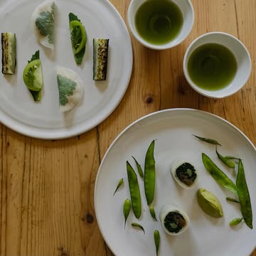 Verfrissende start met een koolrabi gevulde spring roll en verse kruiden, Spitskool kimchy & daslook aïoli.

Koolrabi empanada met citrus & knolselder tartaar.

Gekoeld komkommer shot, slightly spicy.

Elegant begin, poëtische natuur.