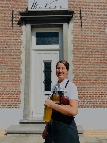 Tina — onze gastvrouw, meester-herboriste in opleiding, kok uit goesting en verteller van nature. 🌿

Ondertussen al meer dan een jaar is Tina onze vaste gastvrouw. Ze ontvangt, vertelt, schenkt in én zorgt met veel aandacht voor alle dranken.

Ondertussen borrelt er hier al heel wat. Zo ontstaat onze pairing uit kombucha, kefir of kvass — al dan niet geïnfuseerd met wilde kruiden, bessen of gemaakt met resten uit onze keuken.

Met een vurig enthousiasme brengt ze planten en geurige bloemen mee uit de berm, brouwt er heerlijke dranken mee en verrijkt ons met haar plantenkennis.

Zo krijgt wat er groeit, fermenteert en overblijft een nieuw verhaal in het glas én past perfect in het menu.

Foto 1: Tina, Gastvrouw - Meester brouwer
📷 Portret: @tineclaerhoutphotography

Foto 2: Moerasspirea, Kombucha
Foto 3: Opgelegde kers, Bijvoet
Foto 4: Wilde pastinaak, Kefir
Foto 5: Kamille, Boerenwormkruid, Kvass

🍃

@tinavandeneynde