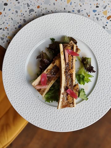 𝗢𝗡 𝗖𝗢𝗠𝗠𝗘𝗡𝗖𝗘 𝗣𝗔𝗥 𝗤𝗨𝗢𝗜 ? | Pour débuter le repas en beauté, laissez-vous tenter par notre os à moelle rôti, accompagné de gros sel. 🔥

À déguster, à partager… et surtout à savourer jusqu’à la dernière bouchée. Une entrée généreuse et réconfortante, parfaite pour ouvrir l’appétit chez #Bagù. À mercredi !

Quelques tables sont encore disponibles cette semaine. 🍴

📞 Réservations au +32 498 48 68 07 ou via notre lien en ligne.

📍 Avenue de Ragnies 14 | 6530 Thuin
