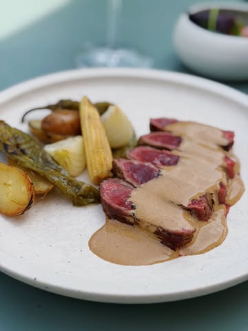 𝗕𝗔𝗚𝗨̀ | NOUVELLES SUGGESTIONS À LA CARTE !

Faites-vous plaisir avec nos plats de saison, quelques nouveautés se sont glissées. 🌞 Des tables sont encore disponibles cette semaine, à demain ! 🍴

𝗥𝗲́𝘀𝗲𝗿𝘃𝗲𝘇 𝘃𝗼𝘁𝗿𝗲 𝘁𝗮𝗯𝗹𝗲 :
📞 +32 498 48 68 07
🗓️ https://restaurantbagu.be/fr
