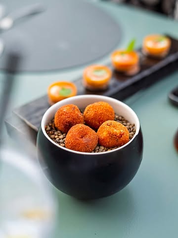 𝗗𝗘𝗥𝗡𝗜𝗘̀𝗥𝗘 𝗦𝗘𝗠𝗔𝗜𝗡𝗘 chez 𝑩𝒂𝒈𝒖̀ 🧑🏼‍🍳
…𝑎𝑣𝑎𝑛𝑡 𝑛𝑜𝑠 𝑐𝑜𝑛𝑔𝑒́𝑠.

Dernière semaine pour venir découvrir et savourer notre 𝗺𝗲𝗻𝘂 𝗱’𝗲́𝘁𝗲́, avant une petite pause bien méritée. 🌿

🗓️ Nous serons ouverts ce dimanche 6 septembre à midi
🏖️ Congés du 7 au 20 septembre inclus

Vendredi soir et samedi soir affichent déjà 𝗰𝗼𝗺𝗽𝗹𝗲𝘁𝘀, mais il reste encore quelques belles tables les autres jours.

Alors, avant notre pause… 𝗣𝗲𝗻𝘀𝗲𝘇 𝗮̀ 𝗿𝗲́𝘀𝗲𝗿𝘃𝗲𝗿 votre table au 📞 +32 498 48 68 07 ou en ligne 🗓️ https://restaurantbagu.be/fr