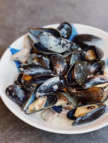 Arrivage de Moules de Bouchot… pour atterrir directement dans votre assiette ! 🦪 Nous sommes ouverts 𝙘𝙝𝙖𝙦𝙪𝙚 𝙫𝙚𝙣𝙙𝙧𝙚𝙙𝙞 pour les 𝒔𝒆𝒓𝒗𝒊𝒄𝒆𝒔 𝒅𝒖 𝒎𝒊𝒅𝒊 𝒆𝒕 𝒅𝒖 𝒔𝒐𝒊𝒓 ! 🍴 ✨

Ps : il nous reste quelques tables, profitez-en pour venir terminer la semaine en beauté et gourmandise !

𝗥𝗲́𝘀𝗲𝗿𝘃𝗲𝘇 𝘃𝗼𝘁𝗿𝗲 𝘁𝗮𝗯𝗹𝗲 au +32 498 48 68 07 ou via notre lien en ligne. 🫶🏻