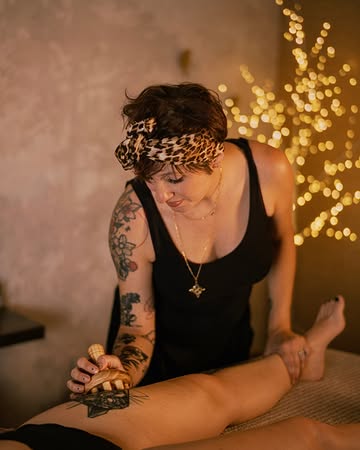 Petite info pour celles et ceux qui ne me suivent pas encore 😜

Chez Bagù, je suis en salle pour vous accueillir, vous servir et papoter avec vous

Et quand je ne suis pas au restaurant… j’ai une deuxième casquette !

Je vous accueille chez Moon Stone à Thuin 🌙✨ pour mes soins bien-être

Une Sophie, deux univers !

Alors si vous ne connaissez pas encore Moon Stone, venez faire un petit tour sur ma page 🌙