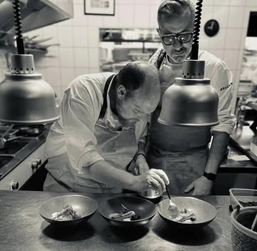 « L’Abats fait son show »

Collaboration entre le Restaurant Bagù et Les Tables de Stéphane
Steven Mirelli & Stéphane Chermanne

Dimanche 18/10 à midi, ⚠️⚠️ COMPLET !⚠️⚠️

lundi 19/10 et mardi 20/10 au soir.

Ambiance copains – produits vrais – plaisir brut
Dans l’esprit convivial de plats à partager.

• Terrine de chevreuil et trompettes de la mort, mayonnaise au piccalilli.

• Pressé de langues de cochon et pistaches, vinaigrette aux œufs, oignons rouges en pickles.

• Os à moelle rôti, fricassée de petits gris, ail et persil.

• Croque ris de veau, scaroles et cèpes de Bordeaux, crémeux de Charlotte au paprika fumé.

• Involtini d’agneau au barbecue, salade de chicons et haricots blancs.

• Trippe à la Romaine, câpres frits.

• Foie de veau, tartelette fine aux oignons caramélisés, jus réduit au porto.

Le Colonel pour se rafraîchir

70 € par personne

Une sélection de vins à la bouteille adaptée sera proposée.

📍 Restaurant Bagù, avenue de Ragnies 14, 6530 Thuin

Uniquement sur réservation

📞 Restaurant Bagù : 0498/48.68.07
📞 Les Tables de Stéphane : 0497/46.11.81 #réservation📞