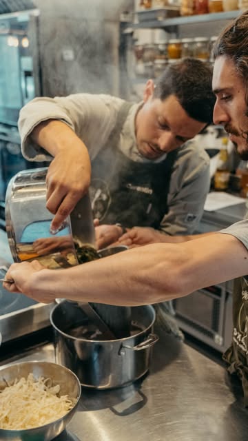 Spoiler : vous allez vous régaler 🌱

-De nouvelles saveurs à croquer (le végétal, bien plus gourmand que prévu !)
-Rencontrer d’autres foodies et partager votre passion de la cuisine autour d’un bon moment
-Des petits gestes tout simples pour prendre soin de notre planète. 🌍
-De délicieuses recettes à emporter et à refaire à la maison
-Une activité qui réveille votre créativité (pour les fans de fait-maison !)
-Ou tout simplement le plaisir de cuisiner ensemble de bons petits plats sains et savoureux ! 🤤

Bref, bien plus qu’un cours de cuisine : une vraie parenthèse gourmande à savourer ensemble.

Tague la personne avec qui vous adoreriez partager ce moment de cuisine 👇