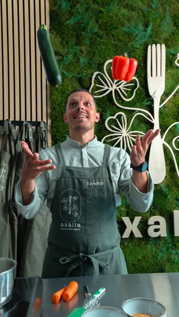 🌿 Plant-based cooking basics 🌿
 French/English with Luca @pianta.brussels

📅 Sept. 17: Vegetable prep & cooking techniques
📅 Oct. 1: Spreads, sauces, soups & purées
📅 Oct. 15: Starches, grains & basic pasta
📅 Oct. 29: Plant-based proteins & cooking methods
📅 Nov. 12: Plant-based baking
📅 Nov. 21 (5pm-9pm): Final autonomous class: prepare your own 100% plant-based menu and invite a loved one to taste it! 🍽️✨

⏱️ 20h training | 👥 Max 10 participants
💶 €450 (€400 students/job seekers)
📍 Oxalis, Auderghem

Sign up via link in bio!
⚠️ Only 4 spots left

—————————————————————————

🌿 Basisprincipes van plantaardig koken 🌿
NL met @eatprettybehappy

📅 16/09: Groenten snijden & kooktechnieken
📅 30/09: Smeersels, sauzen, soepen & purees
📅 14/10: Zetmeelrijke voeding, granen & basis pasta
📅 28/10: Plantaardige eiwitten kookmethoden
📅 11/11: Plantaardig gebak
📅 21/11 (10.00–14.00 uur): Laatste zelfstandige les: bereid je eigen 100% plantaardige menu en nodig een dierbare uit om het te proeven! 🍽️✨

⏱️ 20 uur training | 👥 Max. 10 deelnemers
💶 €450 (€400 voor studenten/werkzoekenden)
📍 Oxalis, Auderghem

Meld je aan via de link in bio!