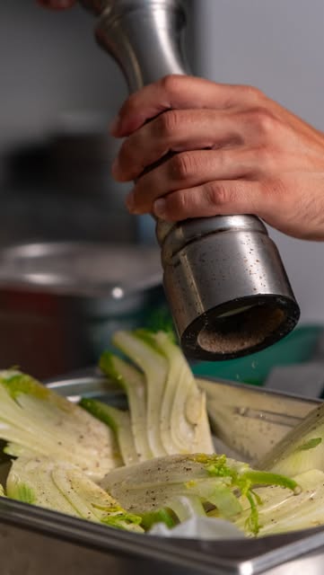 Vos légumes méritent mieux qu’une cuisson à l’eau 🔥 
Rôtir, poêler, braiser, étuver... chaque technique révèle un goût différent. Le vrai secret ? Savoir laquelle utiliser, quand, et pourquoi. 
Envie d’apprendre à sublimer chaque légume comme un chef ? 
👉 Rejoignez une formation ou un atelier chez Oxalis et transformez votre façon de cuisiner, une technique à la fois. 🌿 
📍 Places limitées : lien en bio pour réserver