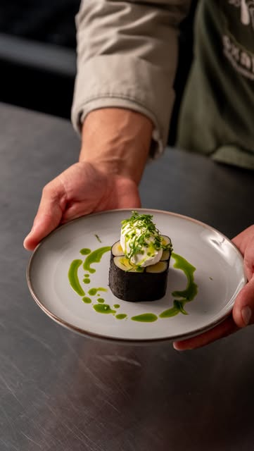 🌱 Découvrez notre version revisitée du poireau vinaigrette ! 🌱

Un classique revisité avec une touche originale : des blancs de poireaux enroulés dans du nori, une huile de poireau maison et une présentation élégante. Une recette simple, végétale et pleine de saveurs, parfaite pour impressionner vos convives.

👉 Envie de plus d’astuces et de recettes végétales ?

Téléchargez notre ebook « La cuisine végétale d’Oxalis » via le lien en bio !