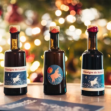 🎁 Pack de Noël dispo sur le site ! 🎄
Il réunit trois essentiels ultra gourmands : Lambic, Kriek et Abricot 🍒🍑Ettttt comme je ne vous laisse pas tomber en cuisine 👩‍🍳💛, j’ai glissé un livret de recettes offert directement dans le pack ✨
De quoi se régaler, trinquer et cuisiner tout l’hiver ❄️
Voilààà… 😘

Photo @emiledsl_