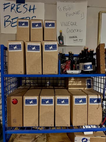 Pour les gros consommateurs de vinaigre 😜 il y aussi des cubis de 3 litres disponibles sur le site ✌🏻

Bag-in-Box de 3 litres, idéal pour une conservation optimale grâce au bouchon Vitop : l’oxygène ne pénètre pas dans la poche. Ce système permet de préserver la qualité du produit pendant une longue durée après ouverture