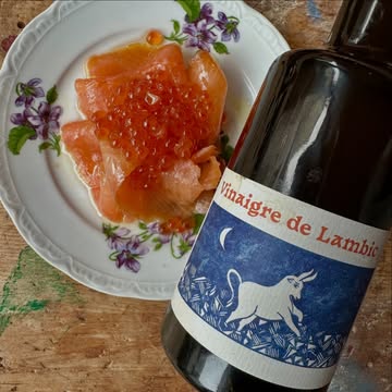 La truite bruxelloise de chez @bighfarming , fumée par @fernand_obb. Le tout surmonté d’œufs de truite marinés quelques minutes au vinaigre de lambic. Les œufs, salins et acidulés, croquent sous la dent et se marient très bien avec la texture grasse et fumée du poisson. Merci à @theophilechezsimone pour le coup de main. 🔥🐟